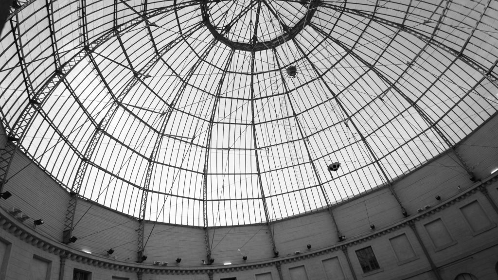 La structure rayonnante de la coupole de la Halle au blé, en noir et blanc