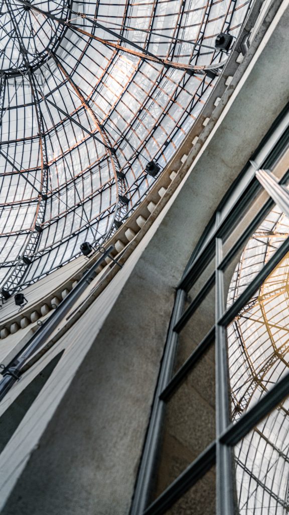 Détail de la charpente métallique et de la verrière de la Halle au blé en contre-plongée