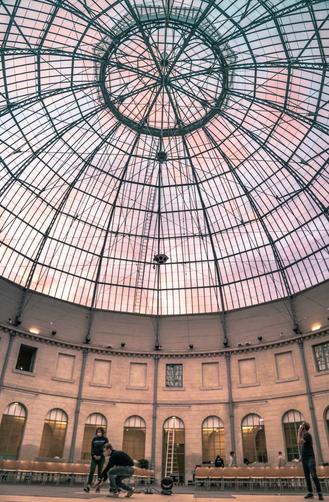 La coupole de la Halle au blé baignée de rose et de vert par la projection