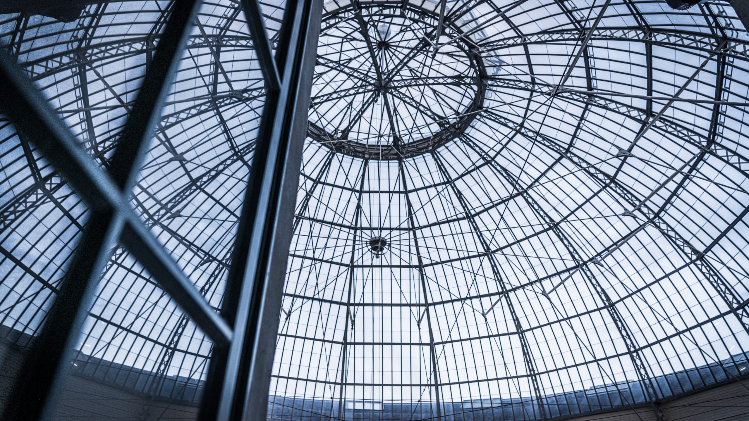 La verrière de la Halle au blé en plein jour, le ciel visible à travers le vitrage