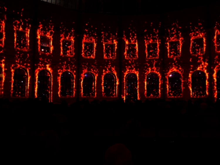 Les arcades dessinées par des particules incandescentes rouges sur fond noir